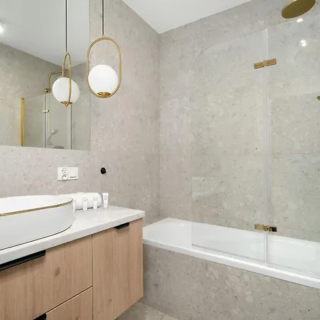 Beige And Two Bedroom In With Parking And Bathtub By Renters 포즈난