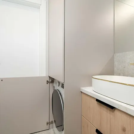 Beige And Two Bedroom In With Parking And Bathtub By Renters 아파트 *
