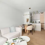 Appartamento Beige And Two Bedroom In With Parking And Bathtub By Renters Poznań