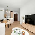 Beige And Two Bedroom In With Parking And Bathtub By Renters *