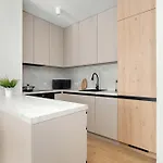 Beige And Two Bedroom In With Parking And Bathtub By Renters