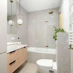 Beige And Two Bedroom In With Parking And Bathtub By Renters * Poznań