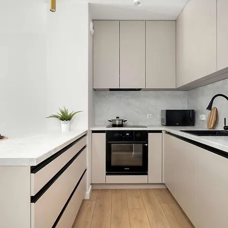 Beige And Two Bedroom In With Parking And Bathtub By Renters