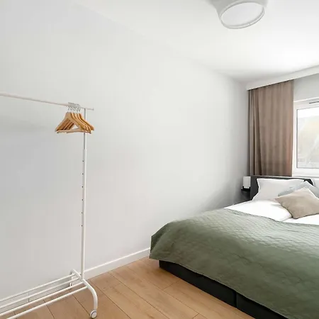 Beige And Two Bedroom In With Parking And Bathtub By Renters