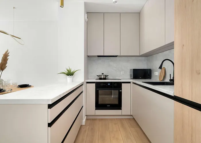 Beige And Two Bedroom In With Parking And Bathtub By Renters