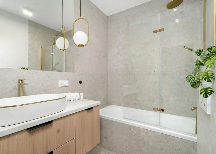 Beige And Two Bedroom In With Parking And Bathtub By Renters Poznan