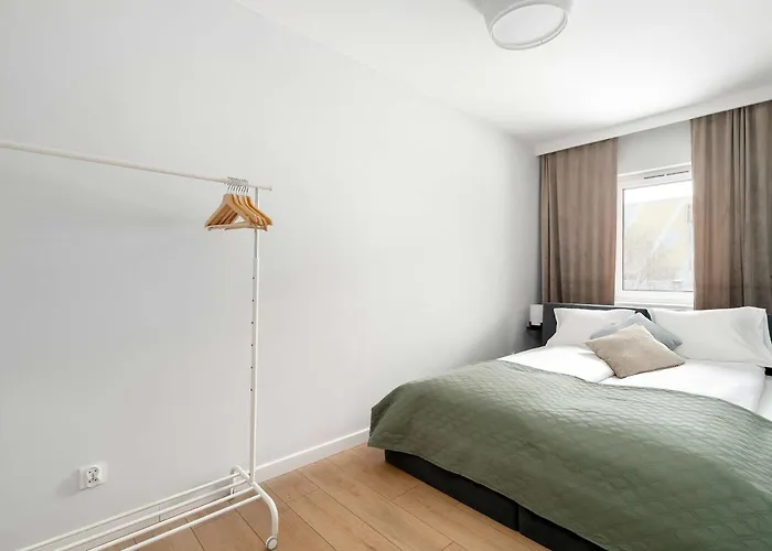 Beige And Two Bedroom In With Parking And Bathtub By Renters